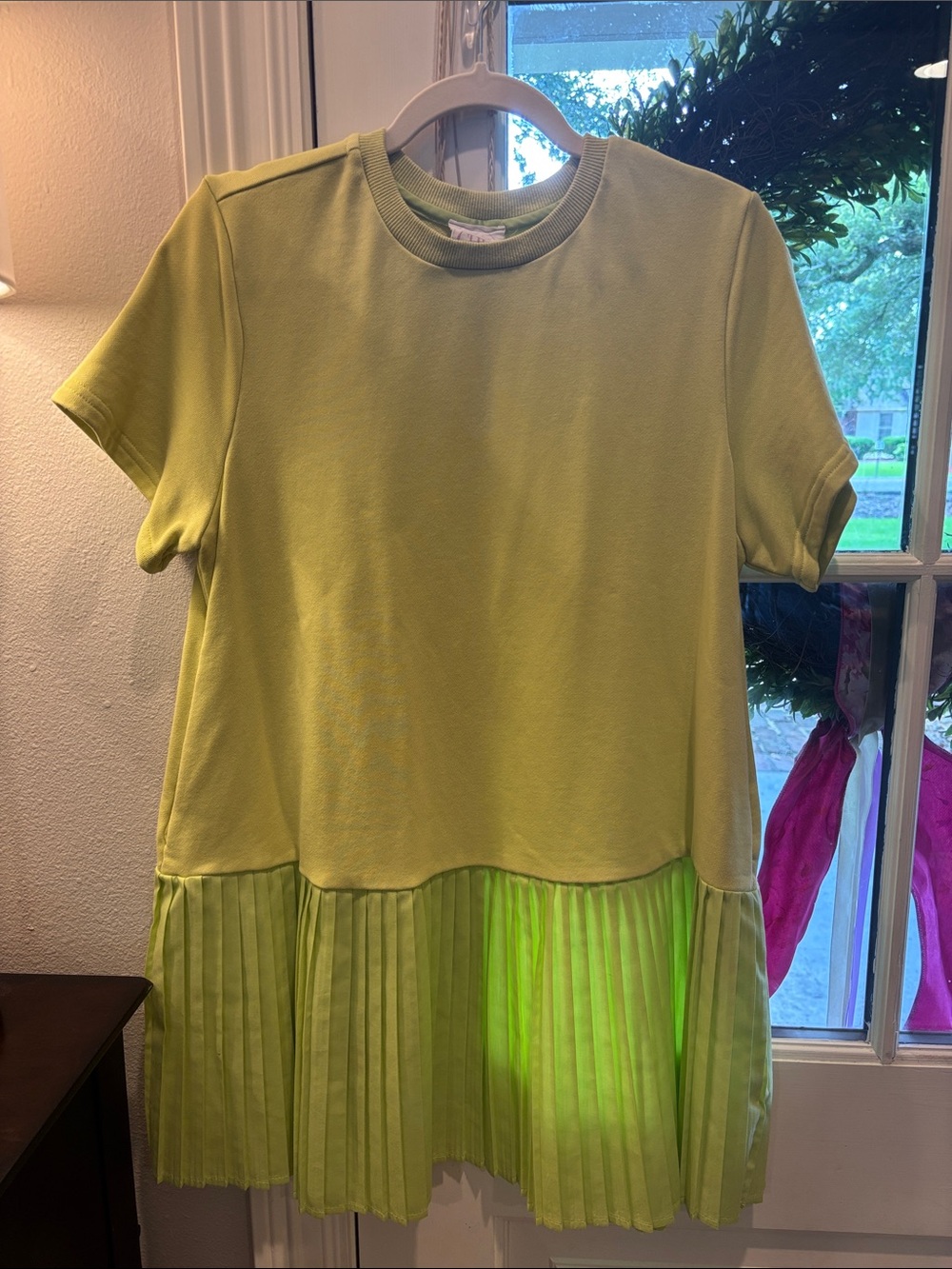 Green Short Sleeve Dress with Pleated Hem